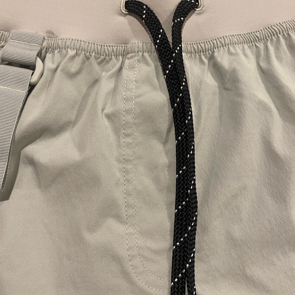 Lululemon Multi-Pocket Cargo High-Rise Hiking Short 5" size 4 - Picture 14 of 15